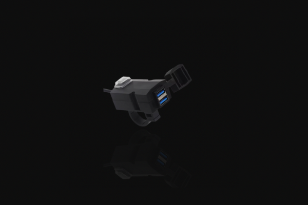 Cargador USB para motocicleta de color negro con dos puertos USB de carga rápida y tapa protectora, diseñado para instalación en el manillar de la moto.