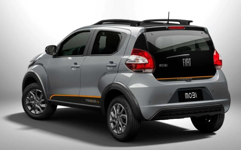 Fiat Mobi 2025 en color gris, vista trasera mostrando su diseño compacto y detalles Trekking.