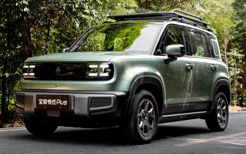 BAOJUN Yep Plus, un SUV eléctrico en color verde, con diseño cuadrado y robusto en un entorno natural.