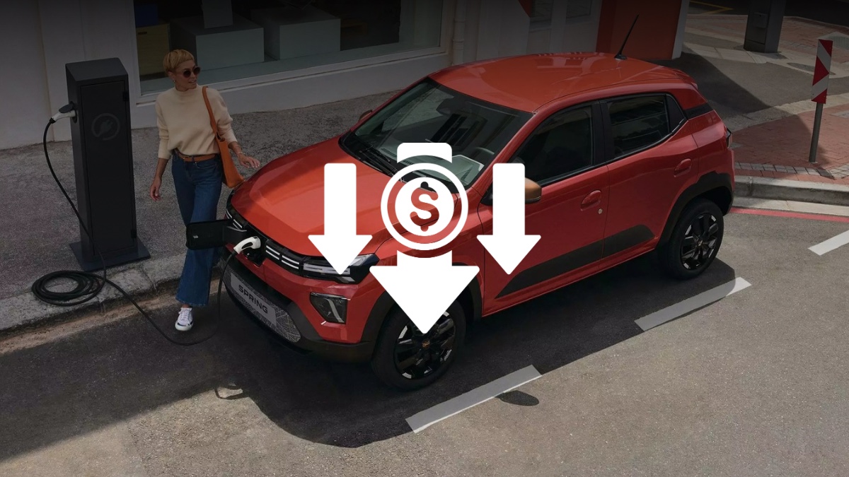 El Dacia Spring 2025 cargando en una estación eléctrica, destacado como el coche eléctrico más barato del mercado con un precio accesible y bajo coste de mantenimiento.