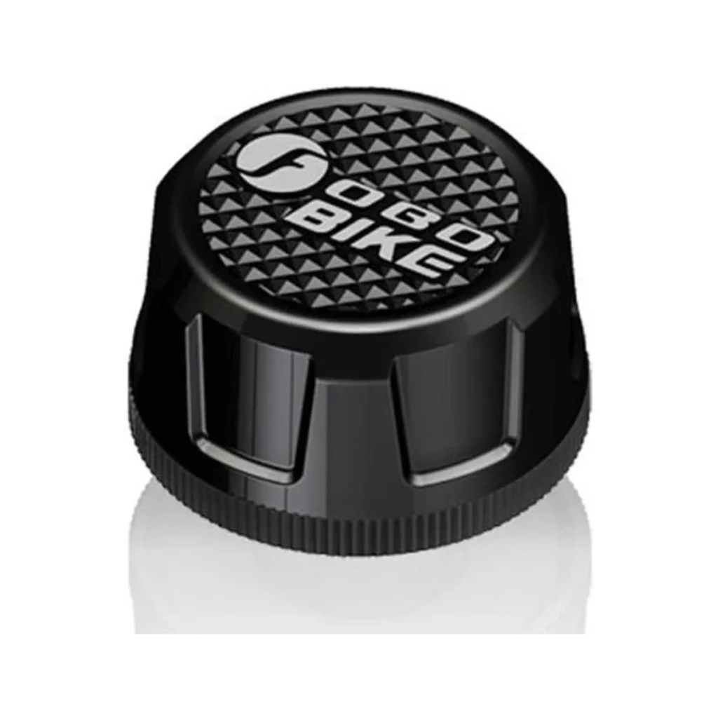 Primer plano de un sensor de presión FOBO Lite negro con grabado “FOBO BIKE”, diseñado para roscar en la válvula del neumático.