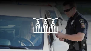 Agente de policía revisando documentación de un conductor durante un control de tráfico relacionado con portabicicletas