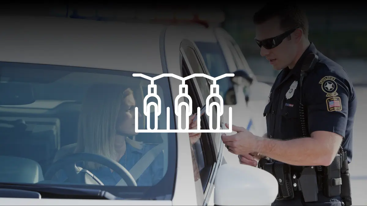 Agente de policía revisando documentación de un conductor durante un control de tráfico relacionado con portabicicletas
