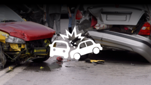 Dos coches gravemente dañados tras un accidente de tráfico, con icono gráfico de choque entre vehículos superpuesto