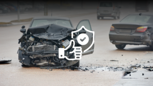 Imagen de coche accidentado con icono de seguro, representación visual de la cobertura del seguro a todo riesgo