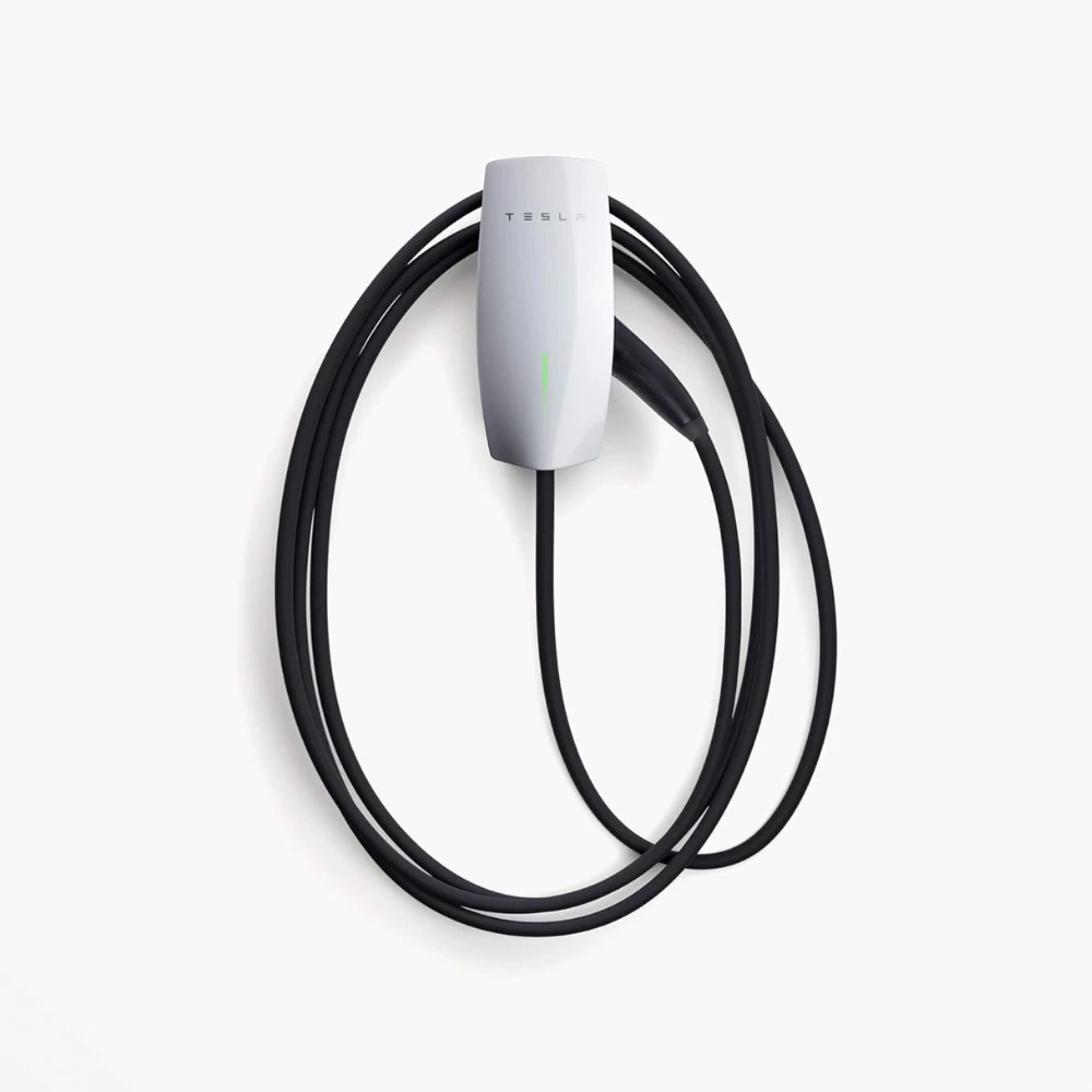 Carregador doméstico Tesla Wall Connector Gen 3 com cabo espiralado, montado na parede, Tipo 2, para carros elétricos.